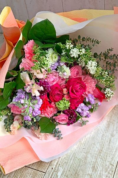 いろんな色を使っているのに綺麗にまとめられた花束