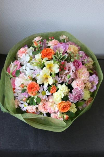 パステルカラーの小花を束ねたかわいい花束