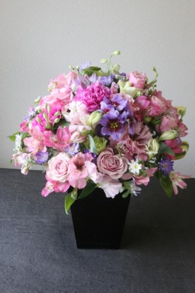 柔らかいピンクのお花でまとめた女性らしいアレンジメント