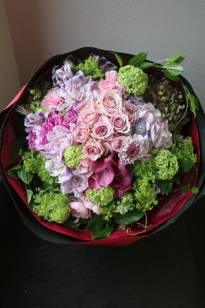 ピンク系とグリーンを組み合わせた花束