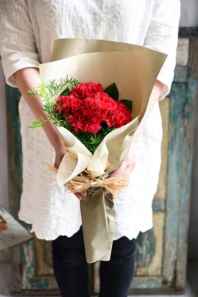 母の日にマッチした真っ赤なカーネーションの花束