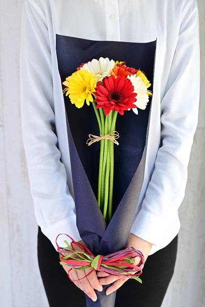 カラフルで明るいガーベラの花束