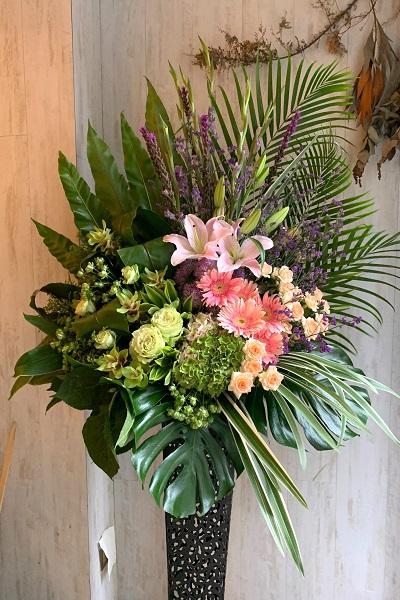 パステルカラーで華やかさが魅力のスタンド花