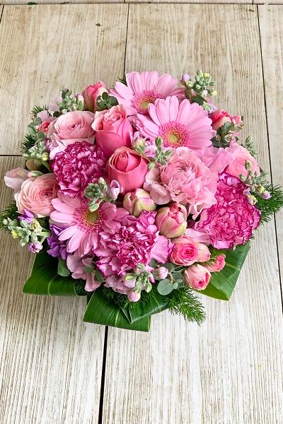 感謝の花言葉を持つピンクの花を使ったアレンジメント