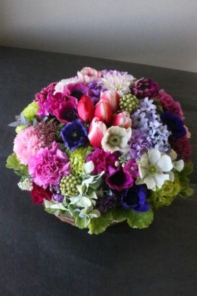 ピンクのチューリップを使った花束