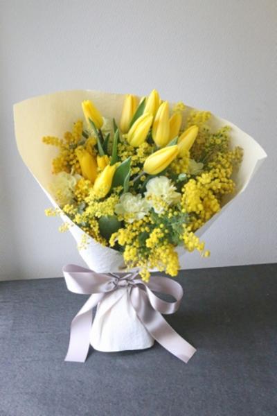 ミモザやチューリップなどの春の花を使った花束