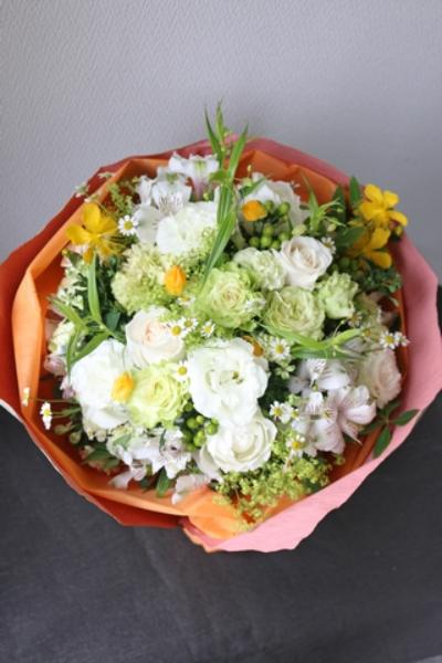 ホワイトとグリーンで作られたオールラウンドの花束