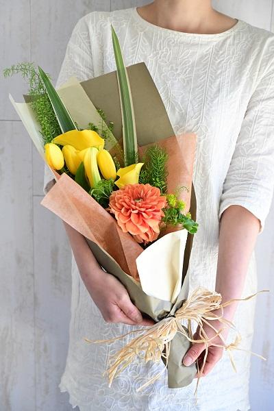 黄色のカラーを使ったシンプルな花束