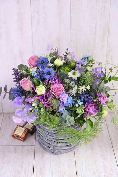 デルフィニウムの代わりの花材を使ったアレンジメント