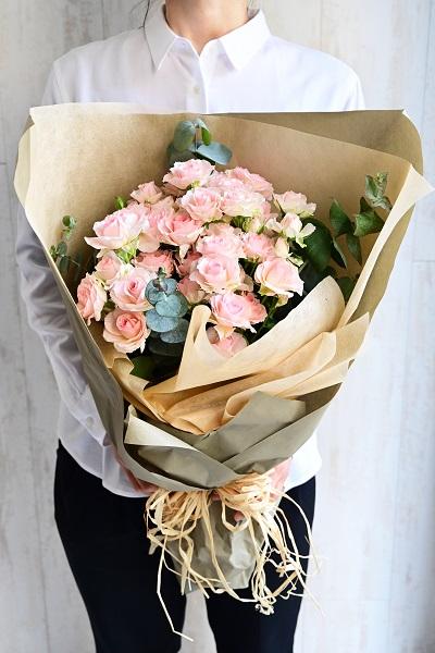 感謝を伝えるピンクのバラを使った花束