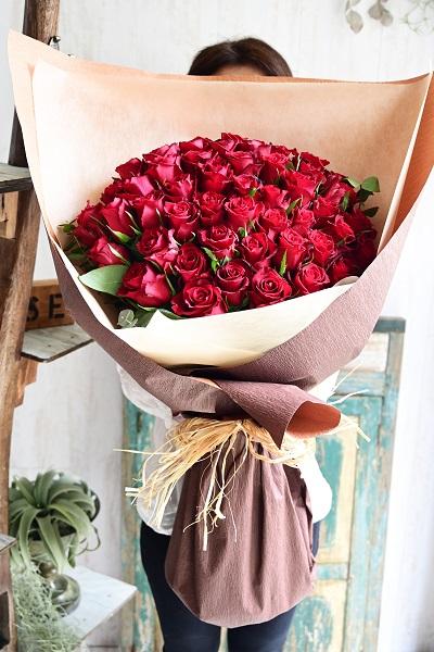 特別な想いが伝わる定番の花束スタイル
