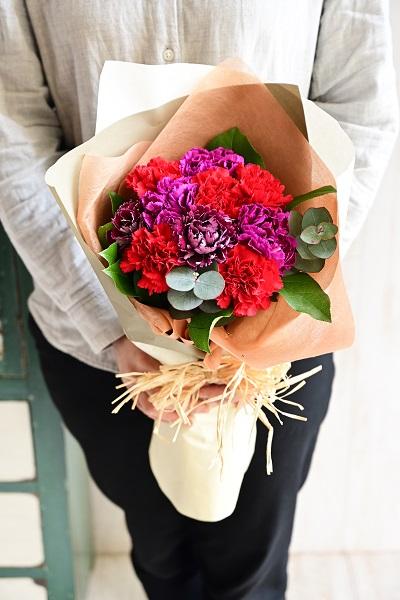 赤とピンクを中心に使用したカーネーションの花束