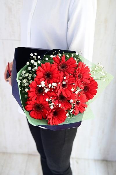 情熱や愛情を感じられるガーベラの花束