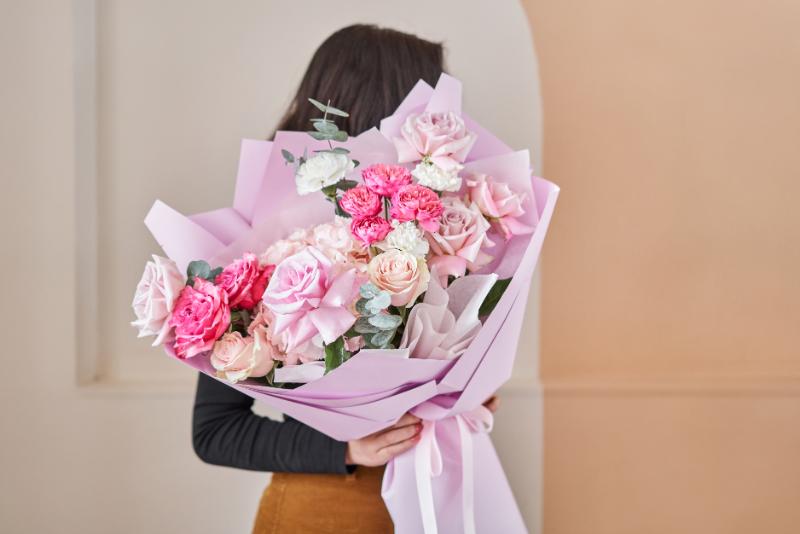 花束 宅配 シーン