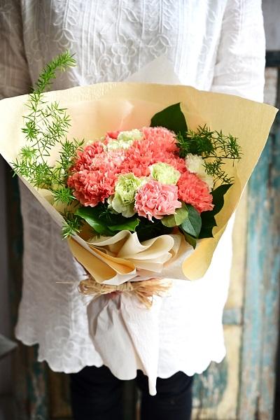 オレンジのミックスカーネーションの花束