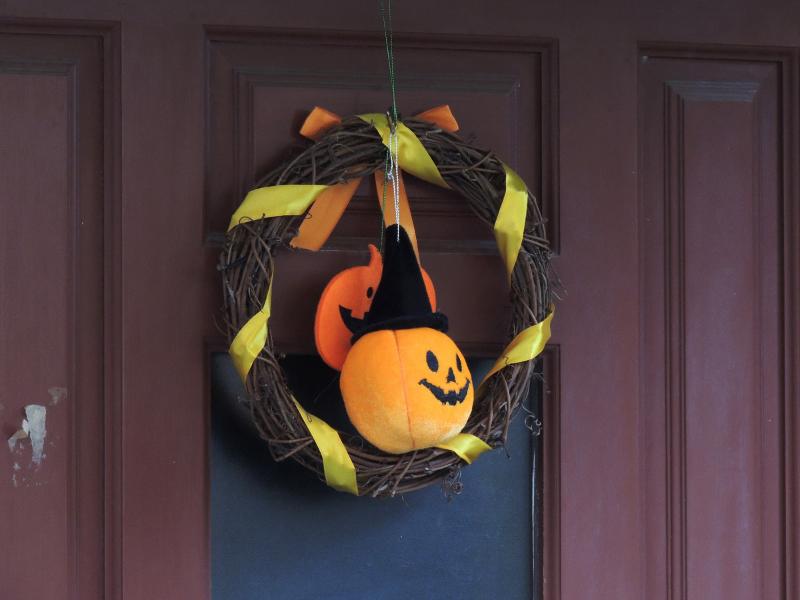 ハロウィンのフラワーリースの飾り方アイデア
