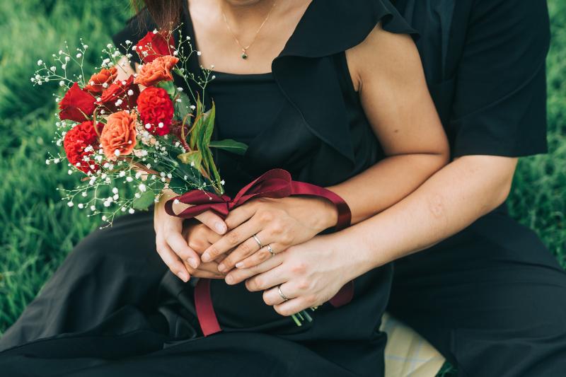 赤い花をプレゼントする秋のイベントシーン