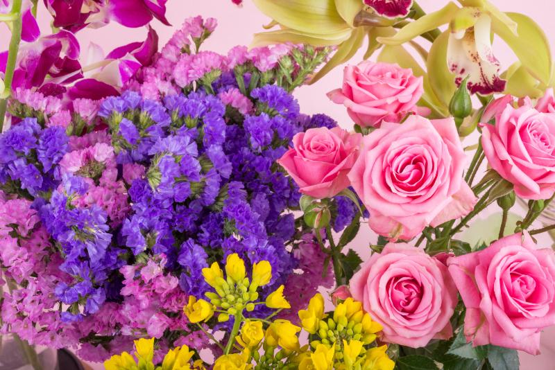 紫色の花が引き立つフラワーアレンジメントの配色ポイント
