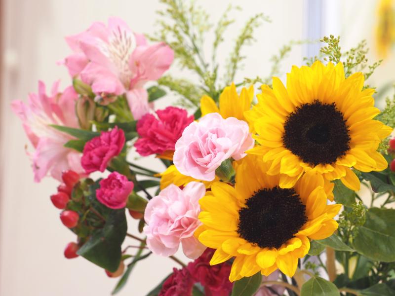 フラワーアレンジメント 暖色系 イメージ