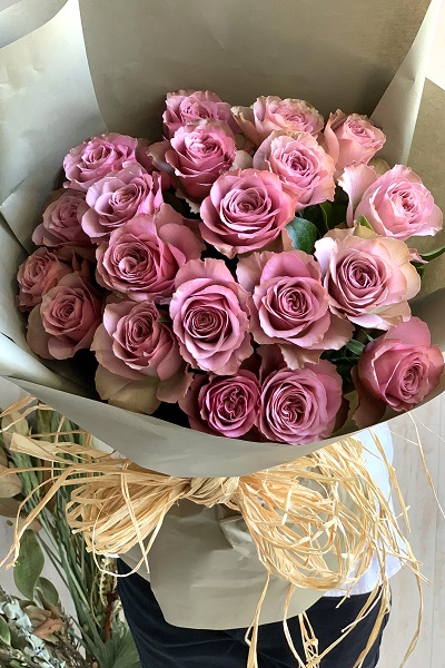 控え目なアンティークピンク色のバラが可愛らしい リース ドライフラワー
