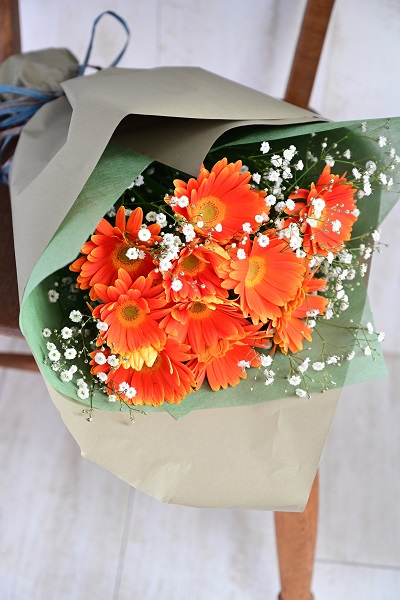 Flower Gift Lab オレンジガーベラの花束 10本前後 カスミ草入り